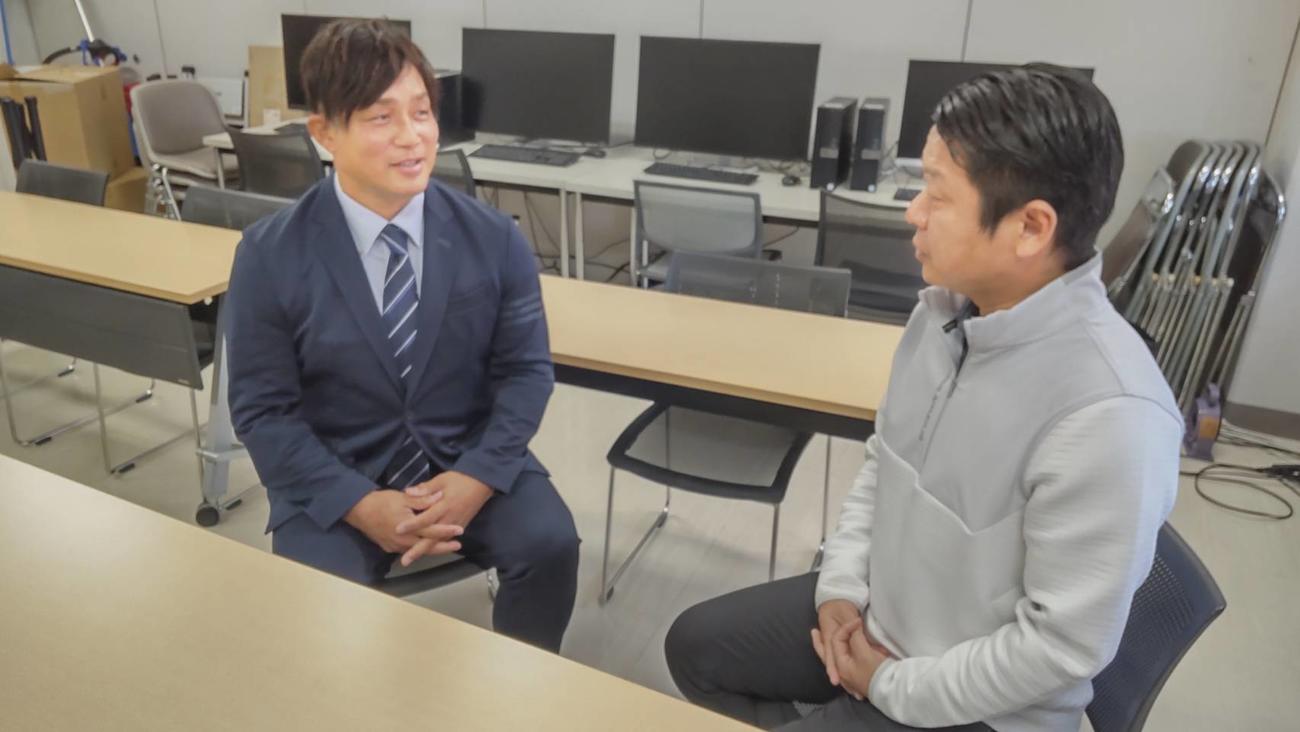 大阪ゼロロクブルズ藤井秀悟監督（左）と対談する大阪国際大サッカー部・長野崇監督（撮影・柏原誠）