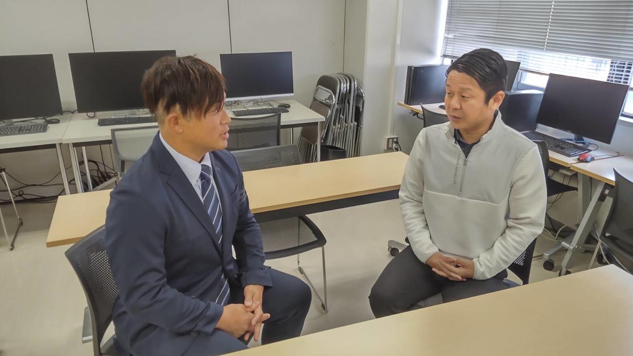 大阪ゼロロクブルズ藤井秀悟監督（左）と対談する大阪国際大サッカー部・長野崇監督（撮影・柏原誠）