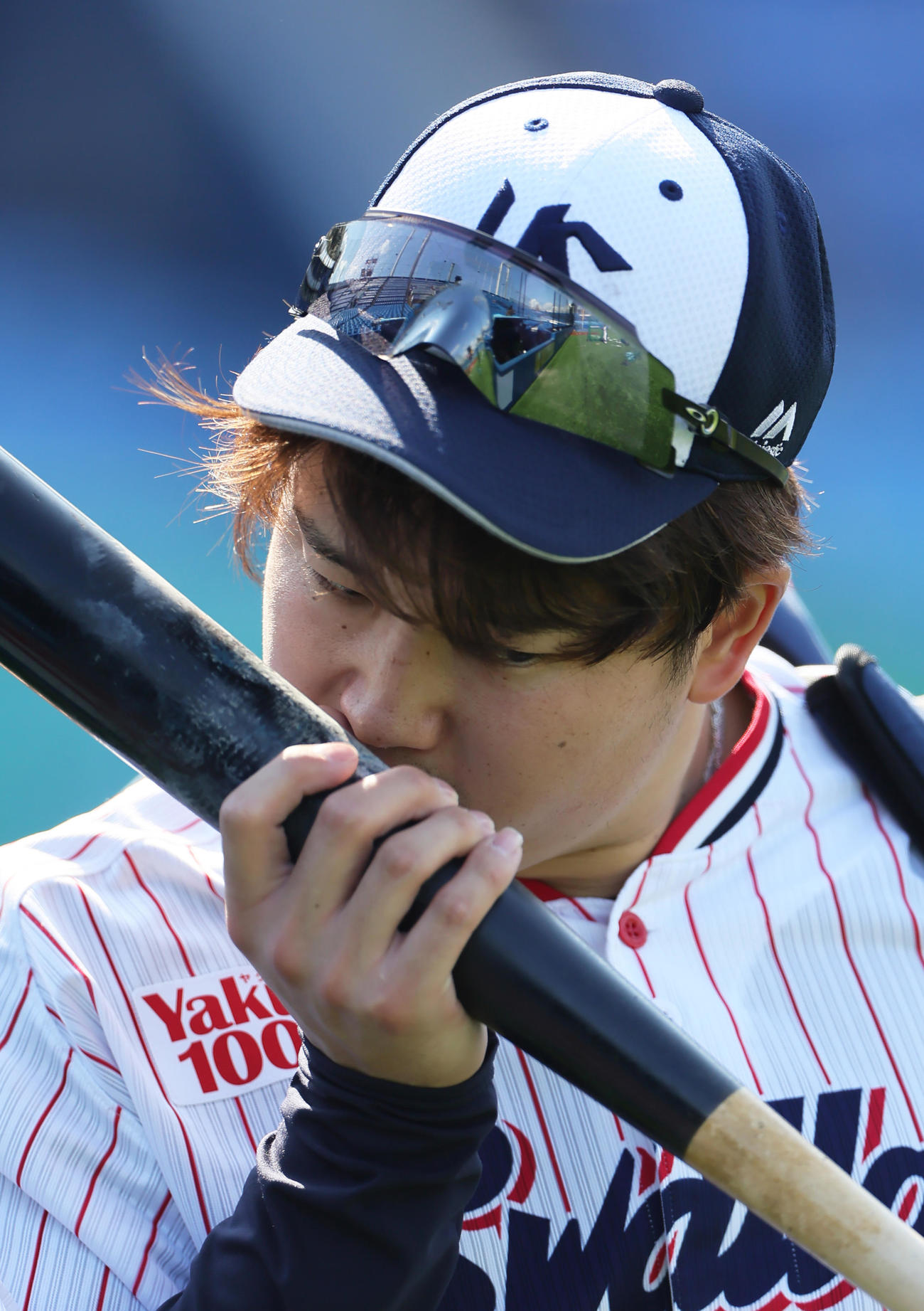 バットを手に練習を引き揚げるヤクルト村上（撮影・足立雅史）