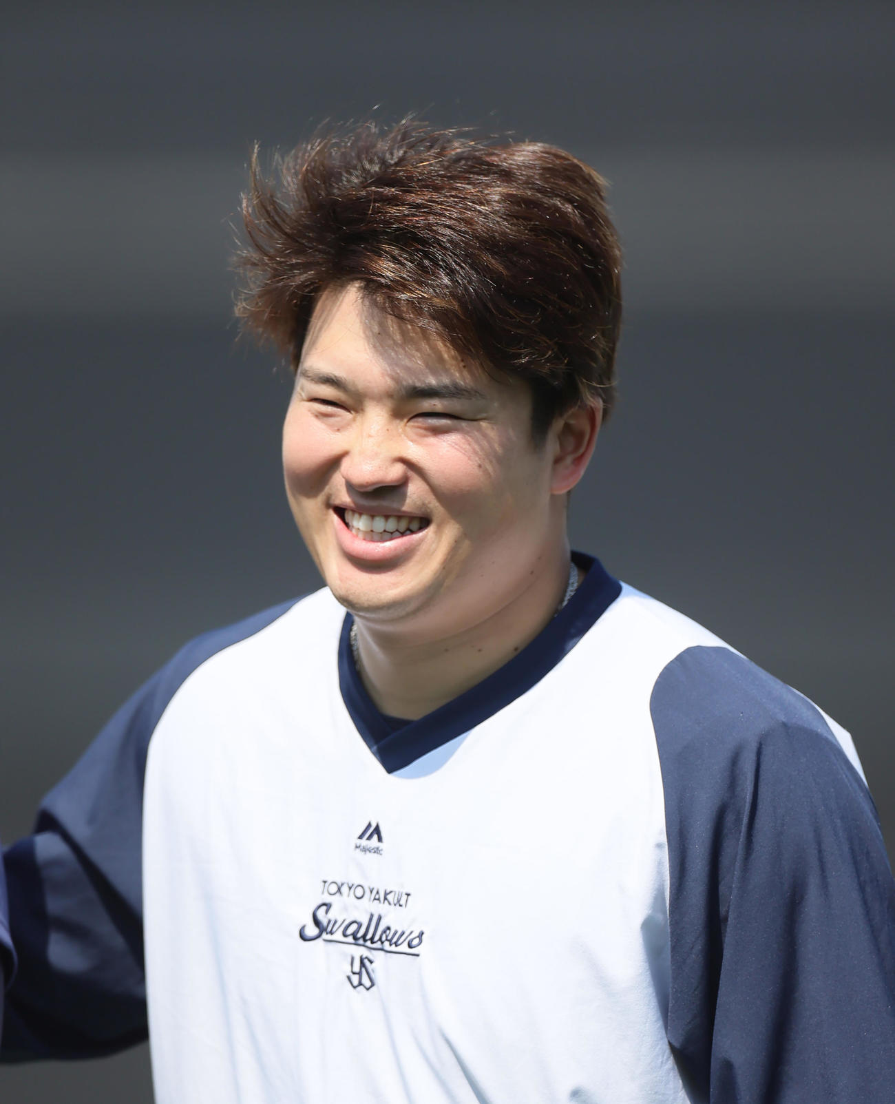 練習中、笑顔を見せる村上（撮影・足立雅史）