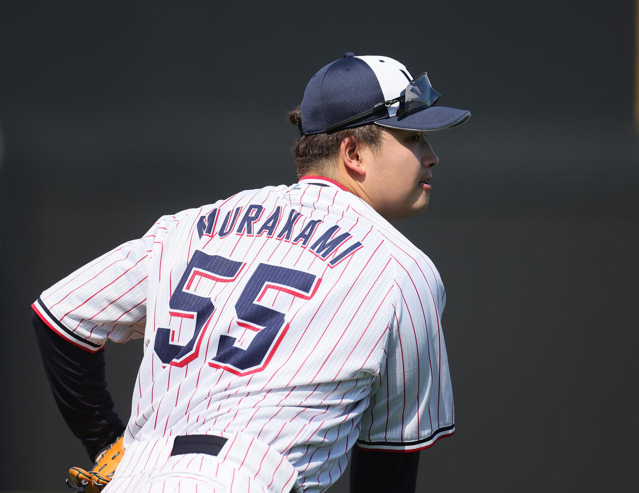 守備練習するヤクルト村上（撮影・足立雅史）