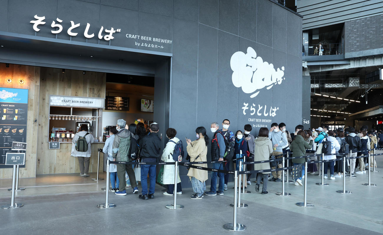 日本ハム対楽天　試合前、行列ができる球場内クラフトビール醸造レストラン「そらとしば」（撮影・佐藤翔太）