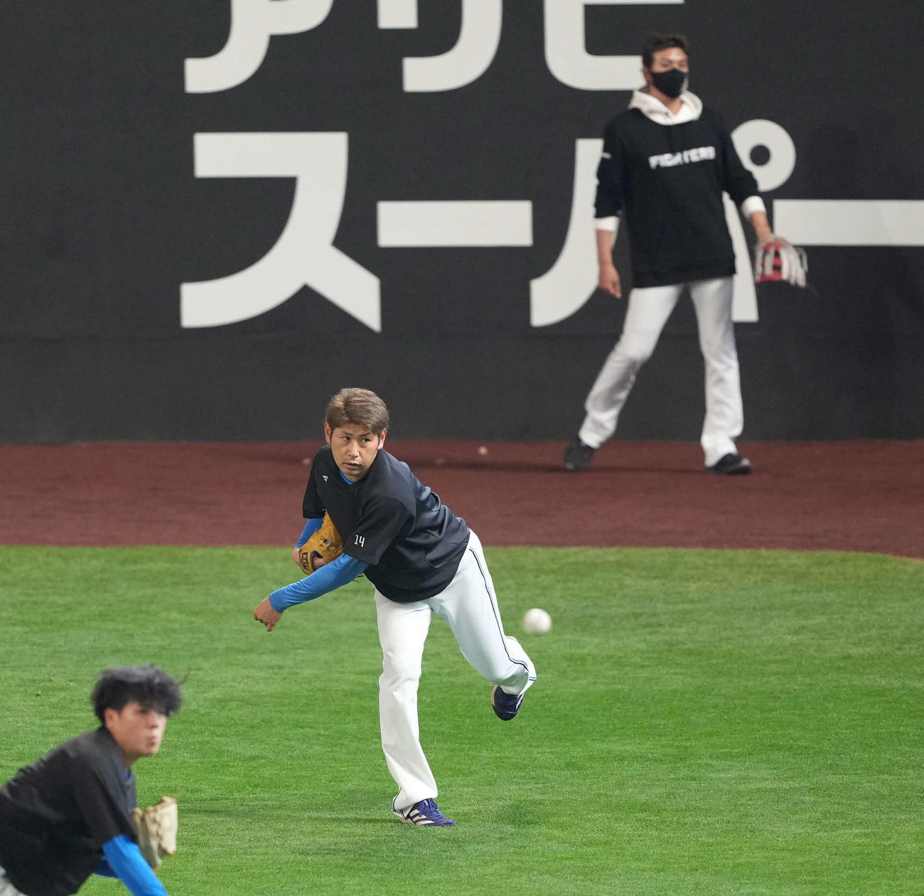 日本ハム対楽天　日本ハム先発予定の加藤。後方は新庄監督（撮影・井上学）