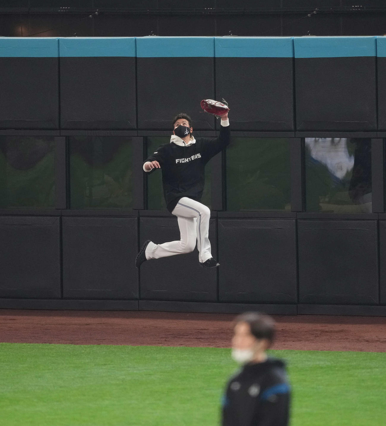 日本ハム対楽天　外野でボールを捕球する日本ハム新庄監督（撮影・井上学）