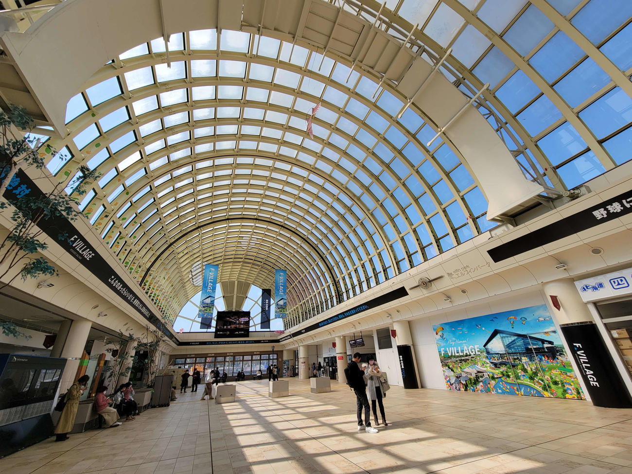 日本ハム対楽天　JR北広島駅にある日本ハムのバナー（撮影・井上学）