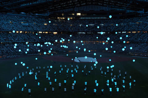 日本ハム対楽天　開幕セレモニーで球場内を飛ぶ無数の光る球体（撮影・佐藤翔太）