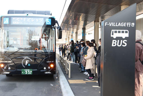 球場行きシャトルバスへの乗車を待つ多くの人たち（撮影・山崎純一）