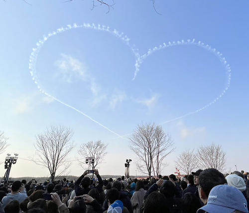 日本ハム対楽天　エスコンフィールド北海道の上空にハートマークを描くブルーインパルス（撮影・佐藤翔太）