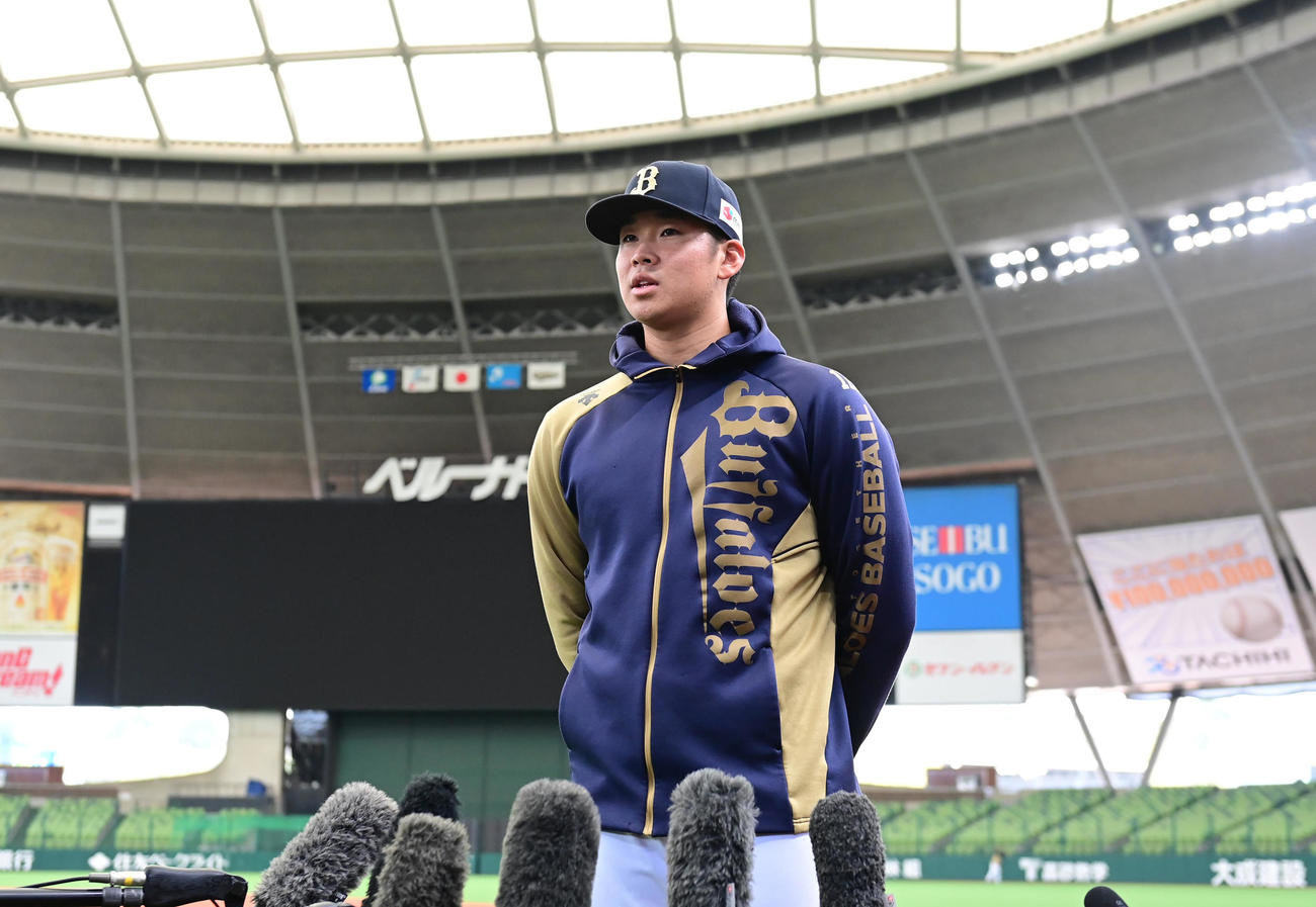 開幕戦の先発が決まり笑顔で意気込みを語るオリックス山下（撮影・小沢裕）