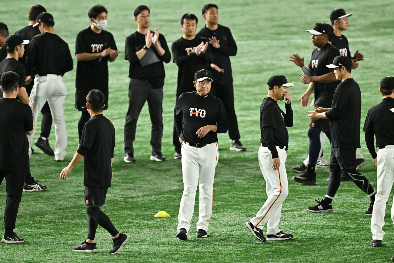 練習前の集合で訓示した巨人原監督（中央）（撮影・滝沢徹郎）