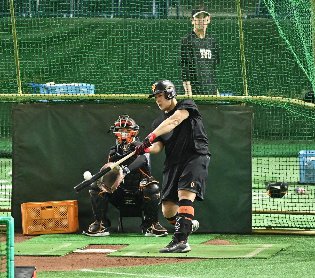 フリー打撃で柵越えを連発する巨人岡本和（撮影・滝沢徹郎）