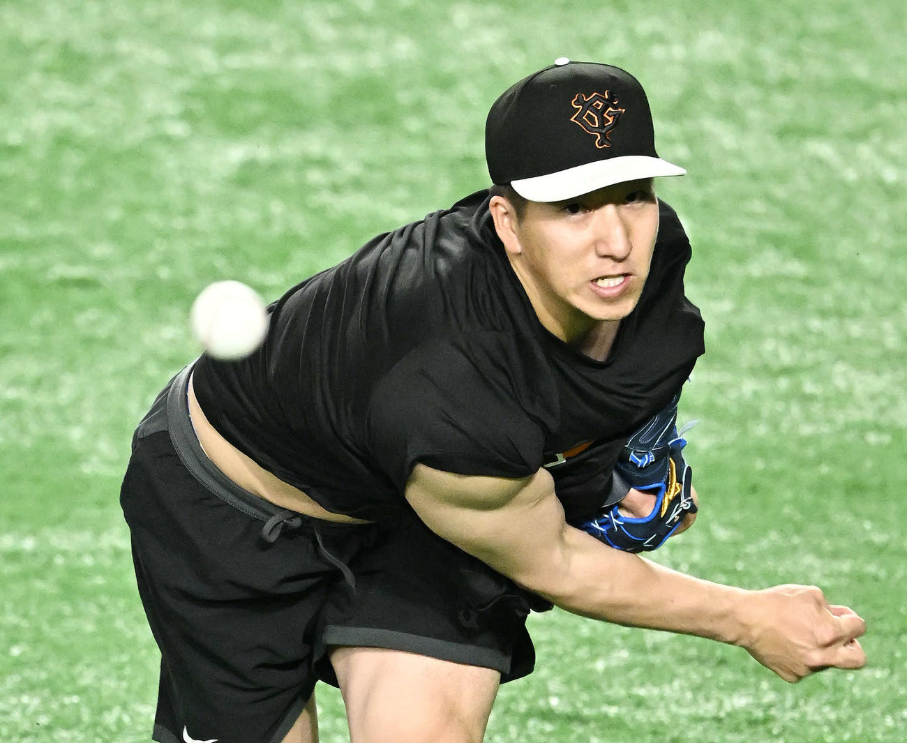 キャッチボールで調整する巨人大勢（撮影・滝沢徹郎）