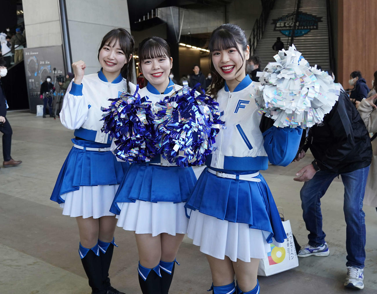 日本ハム対楽天　観客を出迎えるファイターズガール（撮影・井上学）