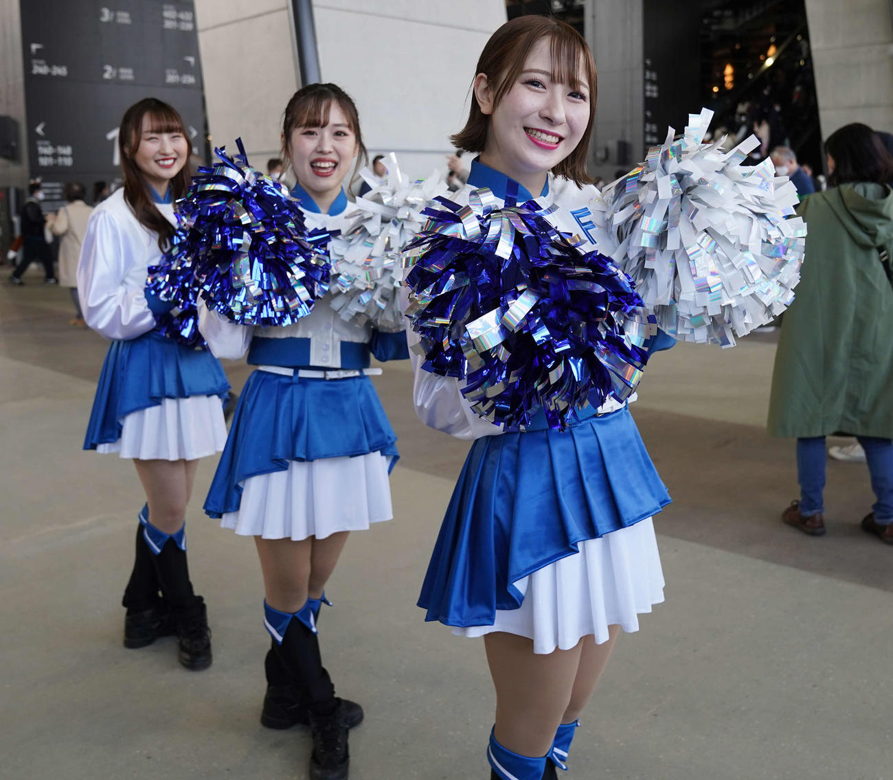日本ハム対楽天　観客を出迎えるファイターズガール（撮影・井上学）
