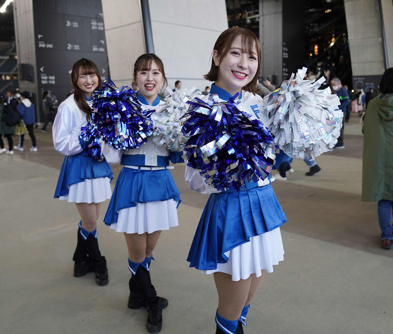 日本ハム対楽天　観客を出迎えるファイターズガール（撮影・井上学）