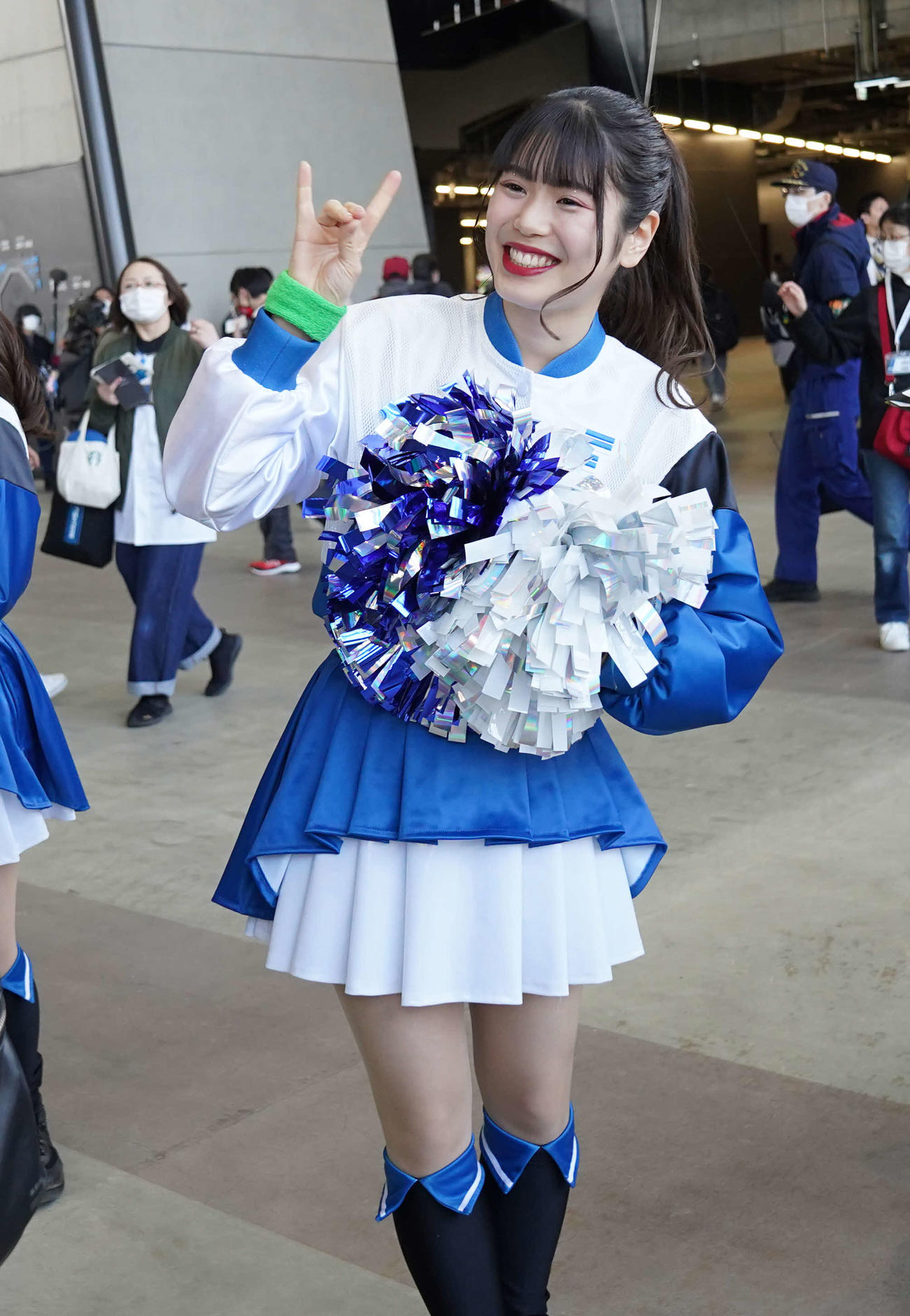 日本ハム対楽天　観客を出迎えるファイターズガール（撮影・井上学）