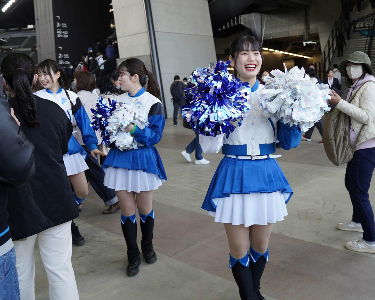 日本ハム対楽天　観客を出迎えるファイターズガール（撮影・井上学）