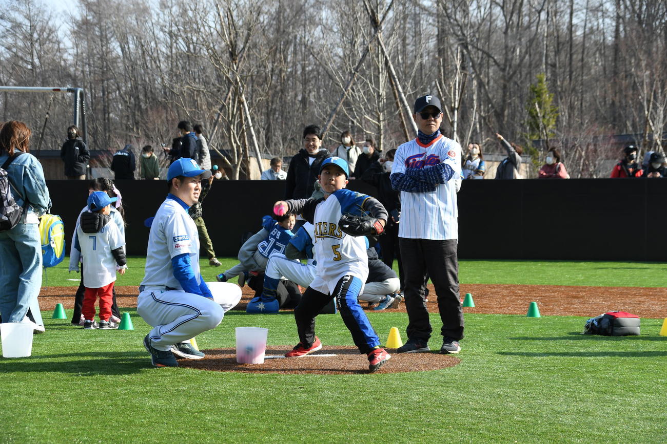 グランドオープンしたPLAY FIELDでストラックアウトを楽しむ子どもたち