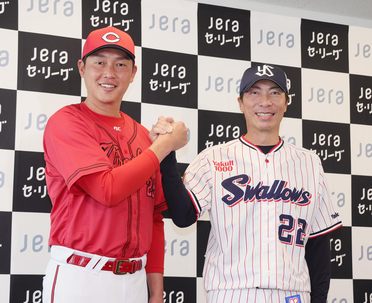 監督会見を終え、笑顔で握手を交わす広島新井監督（左）とヤクルト高津監督（撮影・足立雅史）