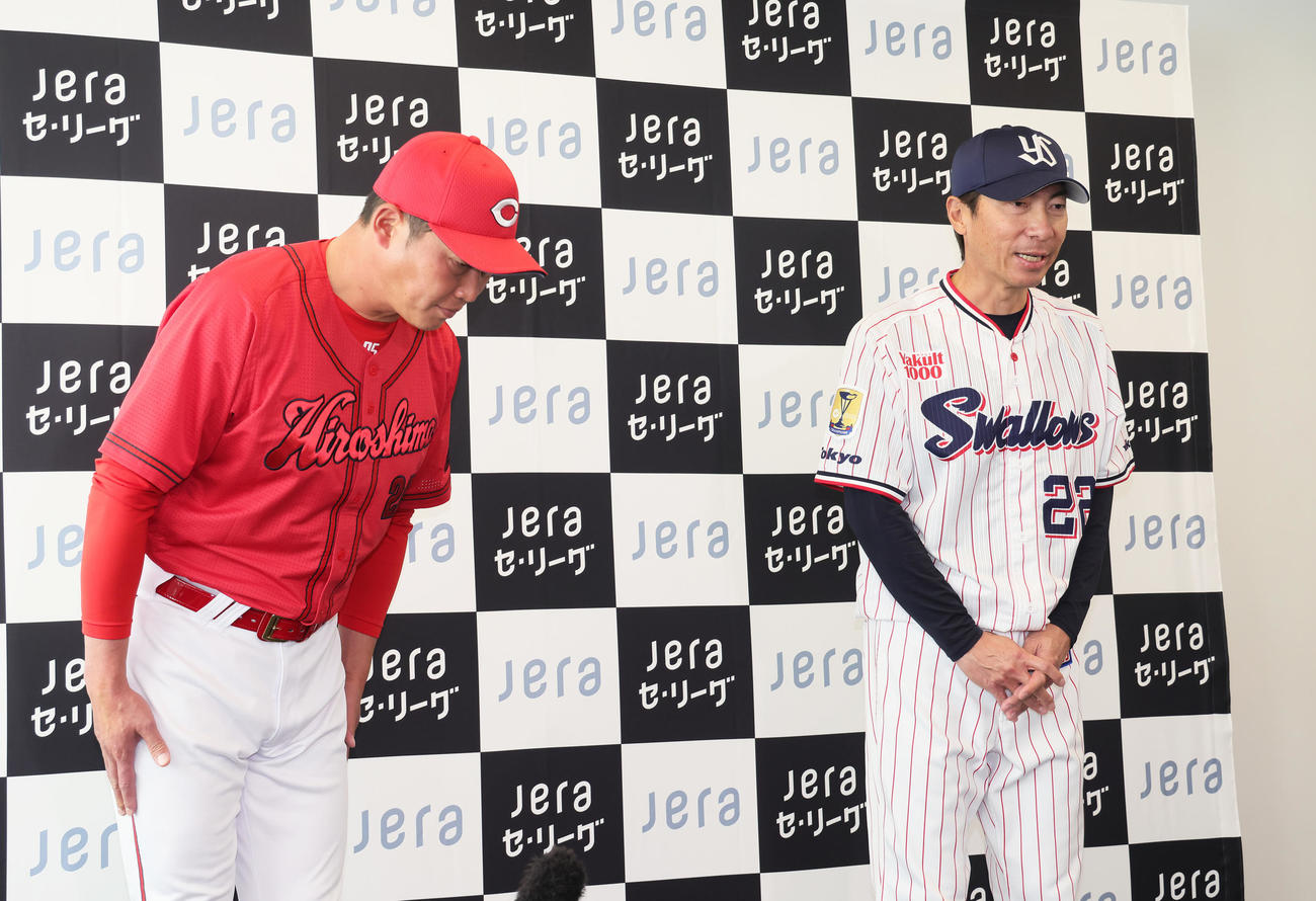 監督会見で広島新井監督（左）の「胸を借りたい」の言葉に「貸しません」と一蹴するヤクルト高津監督（撮影・足立雅史）