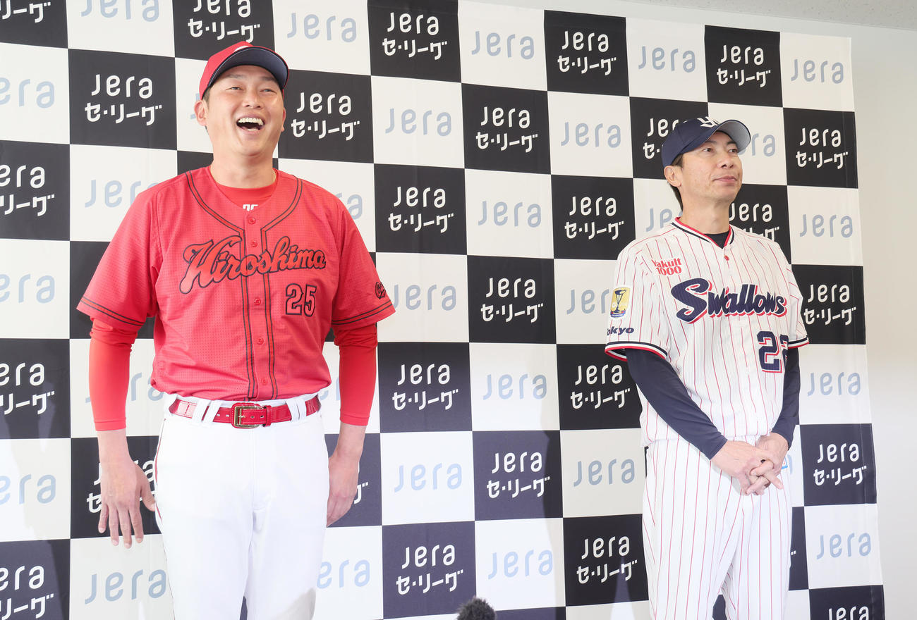 監督会見で広島新井監督（左）の「胸を借りたい」の言葉に「貸しません」と一蹴するヤクルト高津監督（撮影・足立雅史）