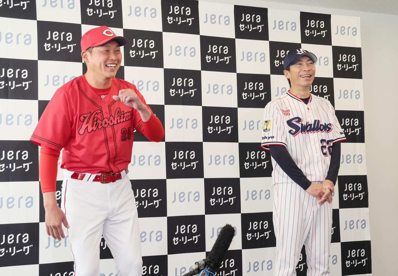 監督会見で笑顔を見せる広島新井監督（左）とヤクルト高津監督（撮影・足立雅史）