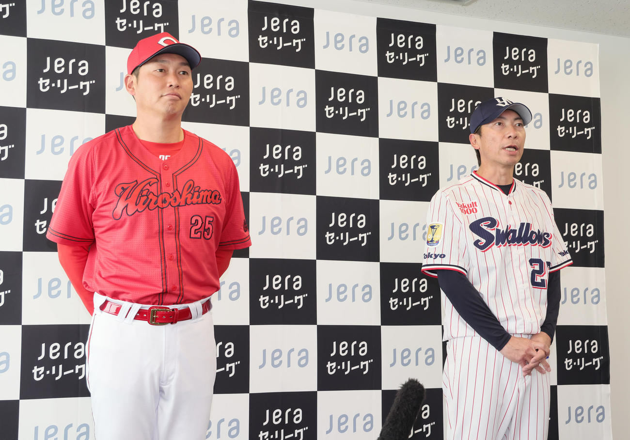 監督会見に臨む広島新井監督（左）とヤクルト高津監督（撮影・足立雅史）
