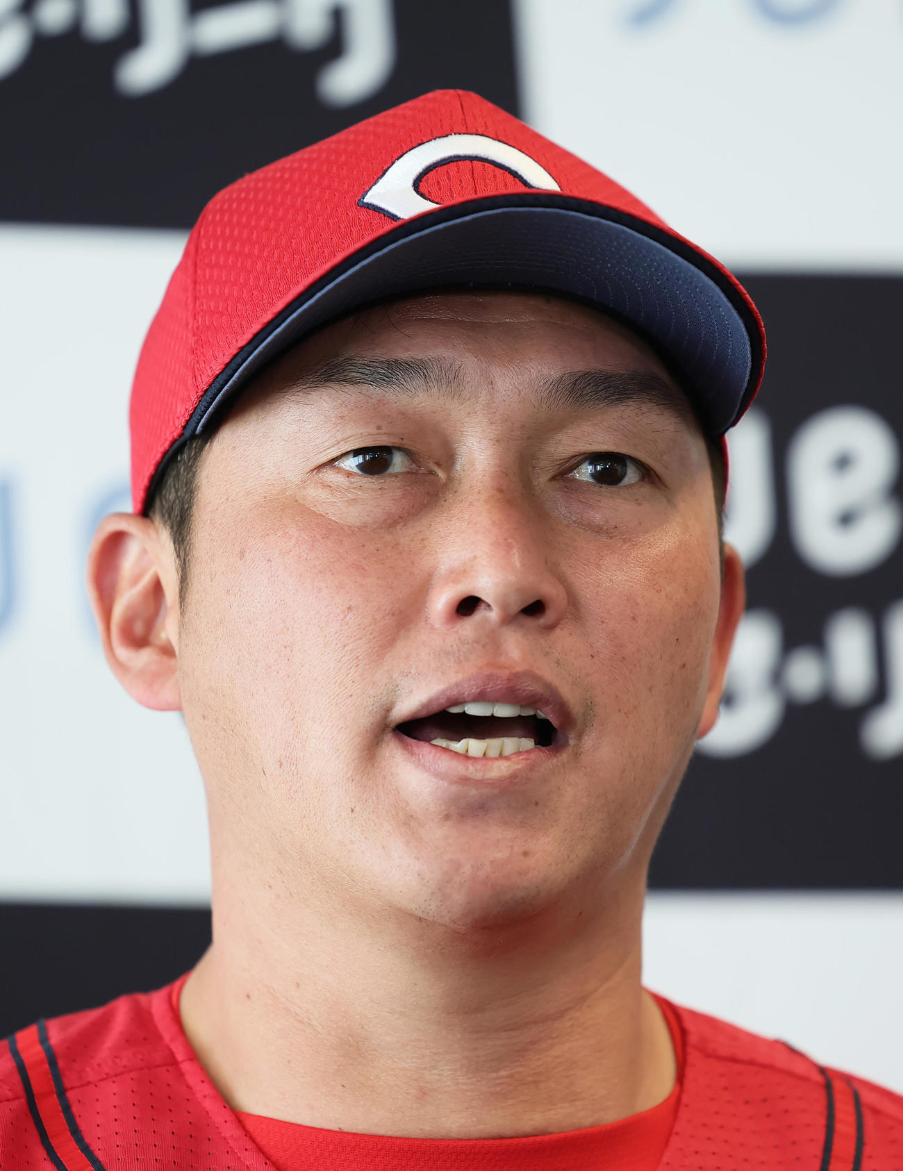 監督会見に臨む広島新井監督（撮影・足立雅史）