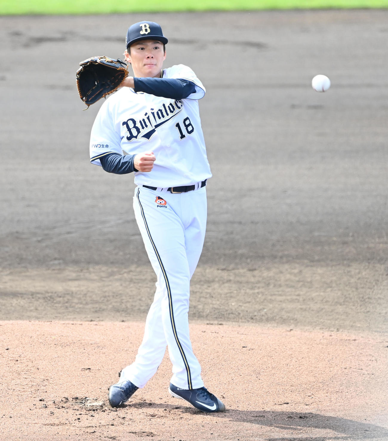 オリックス対阪神　1回表阪神2死、小野寺の打球にグラブを伸ばす山本（撮影・和賀正仁）