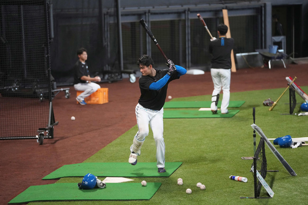 日本ハム対楽天　試合前練習をする日本ハム清宮（撮影・井上学）