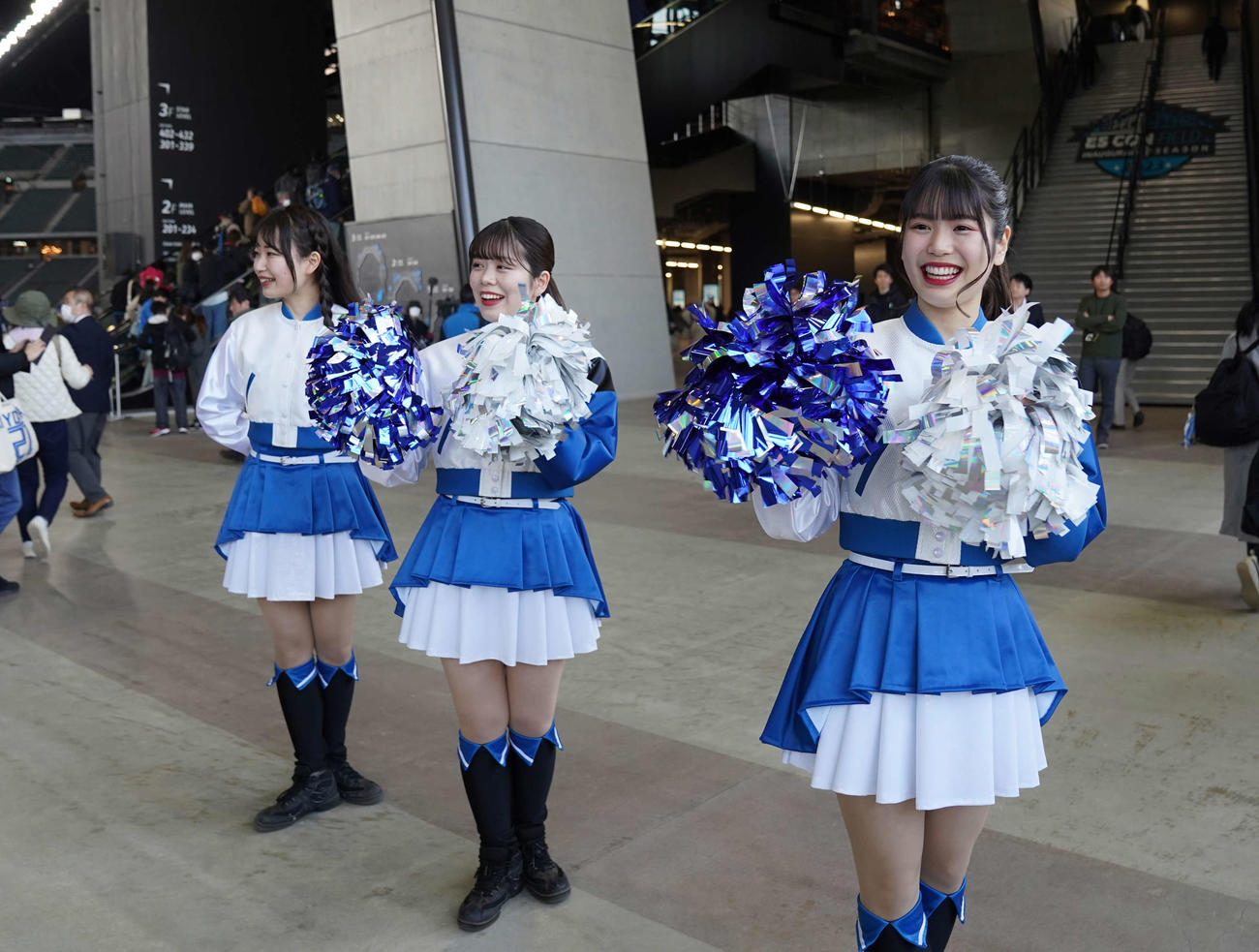 日本ハム対楽天　観客を出迎えるファイターズガール（撮影・井上学）
