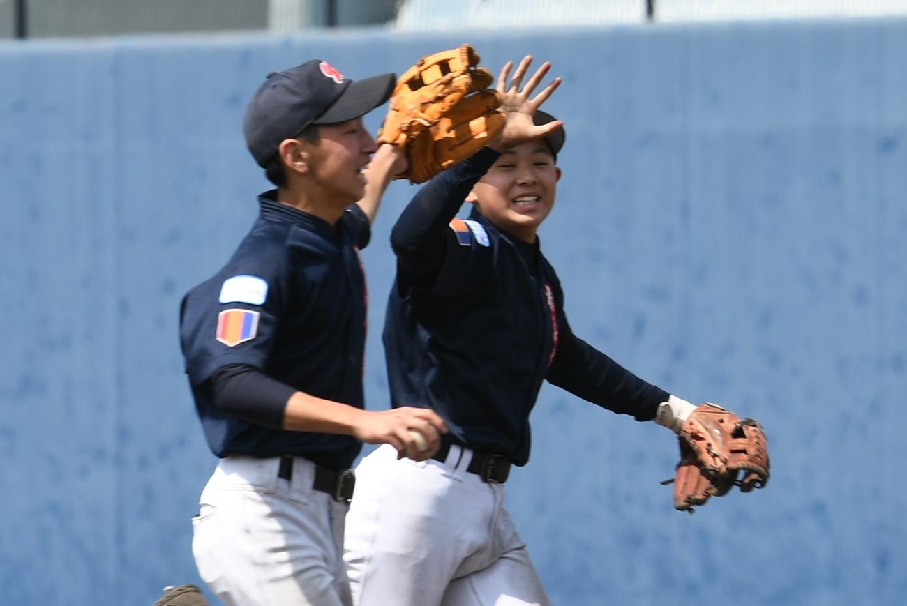 横浜青葉対高B中央　タイブレークで試合を終える併殺を決めて喜ぶ横浜青葉の鴨志田（左）と恩田（撮影・久我悟）