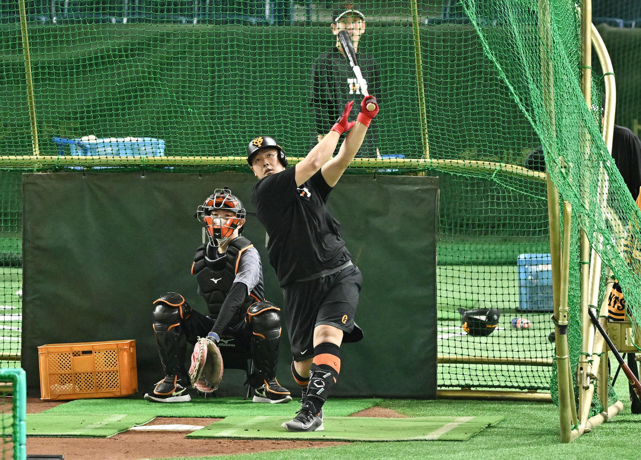 フリー打撃で柵越えを連発する巨人岡本和（撮影・滝沢徹郎）