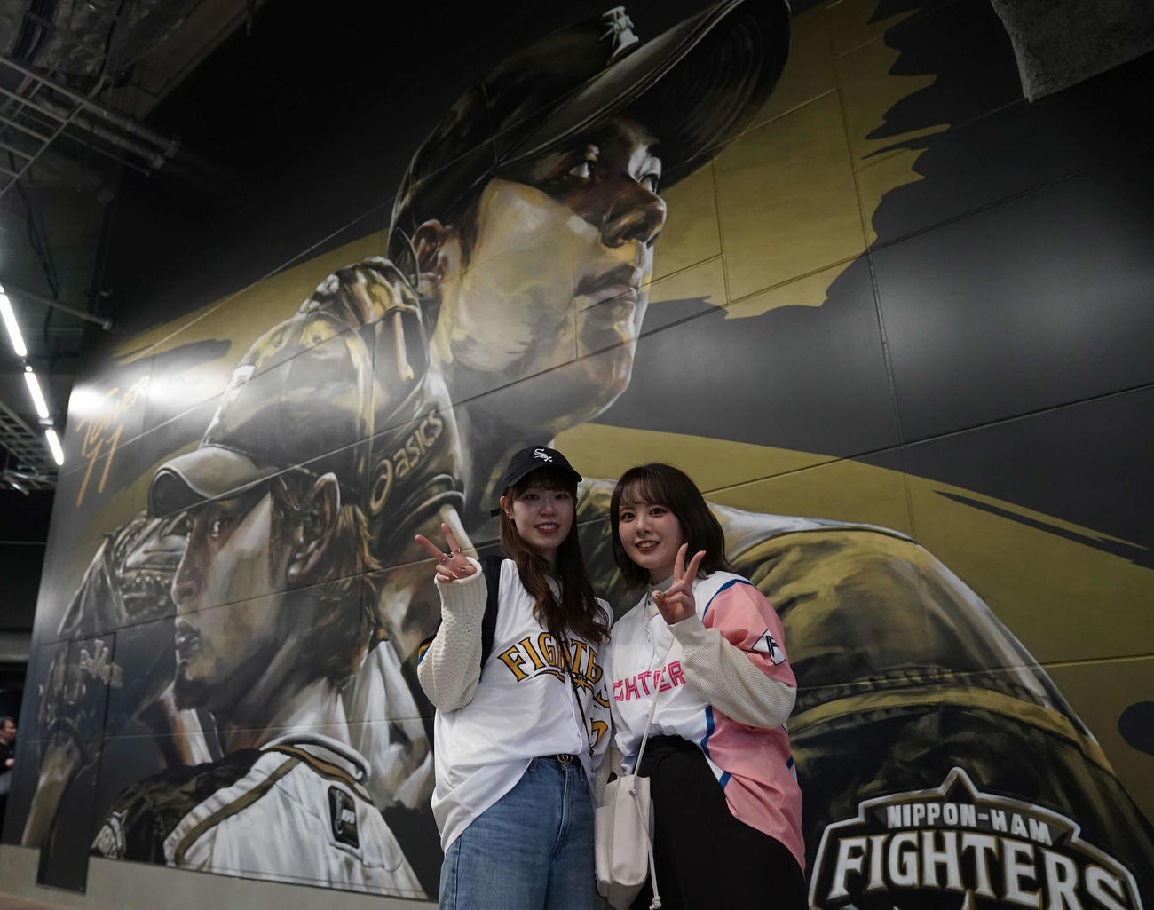 日本ハム対楽天　ダルビッシュ（左）と大谷の壁画の前で笑顔のファン（撮影・井上学）
