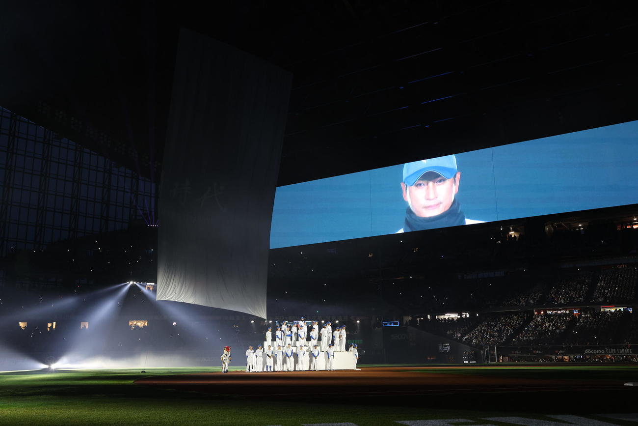日本ハム対楽天　開幕セレモニー日本ハムの選手が登壇する（撮影・黒川智章）