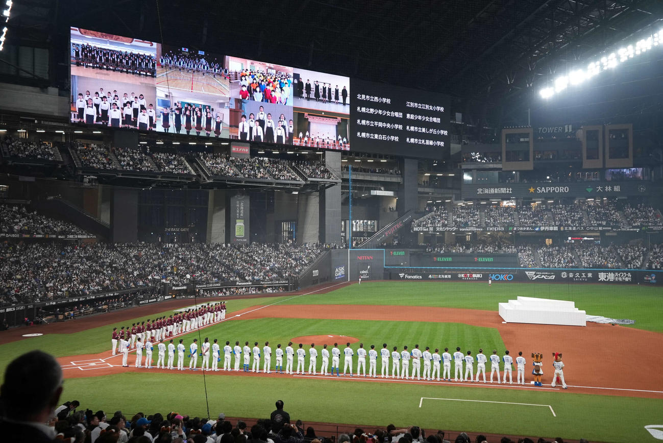 日本ハム対楽天　君が代を歌う両チーム（撮影・井上学）