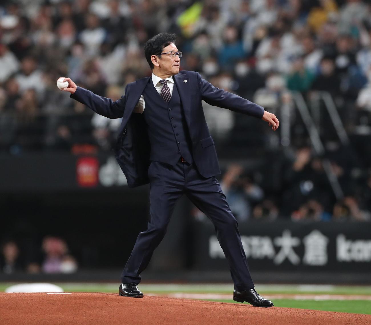 日本ハム対楽天　始球式を務める侍ジャパンの栗山監督（撮影・黒川智章）