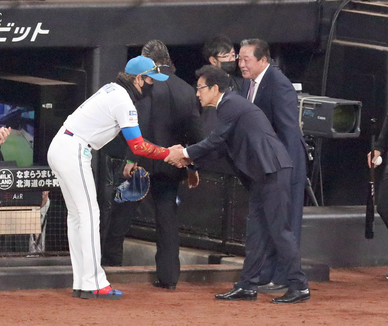 日本ハム対楽天　日本ハム新庄監督（左）は侍ジャパン栗山監督と握手をする（撮影・佐藤翔太）