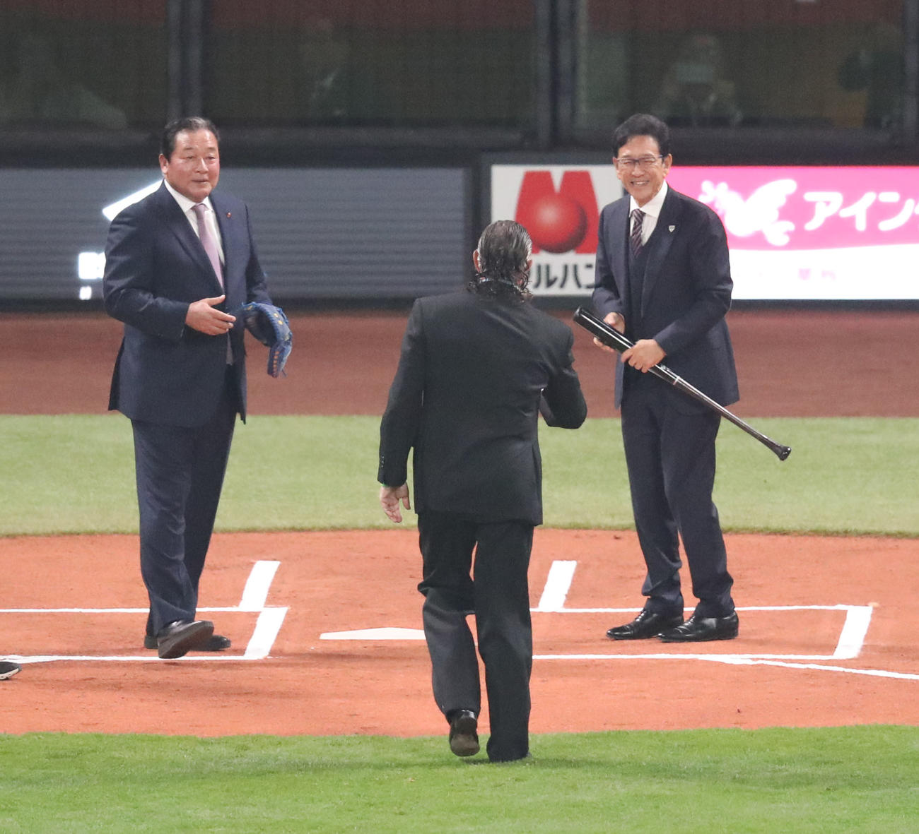 日本ハム対楽天　日本ハム歴代監督たちによる始球式。担当を交代する左から梨田氏、ヒルマン氏、侍ジャパン栗山監督（撮影・佐藤翔太）