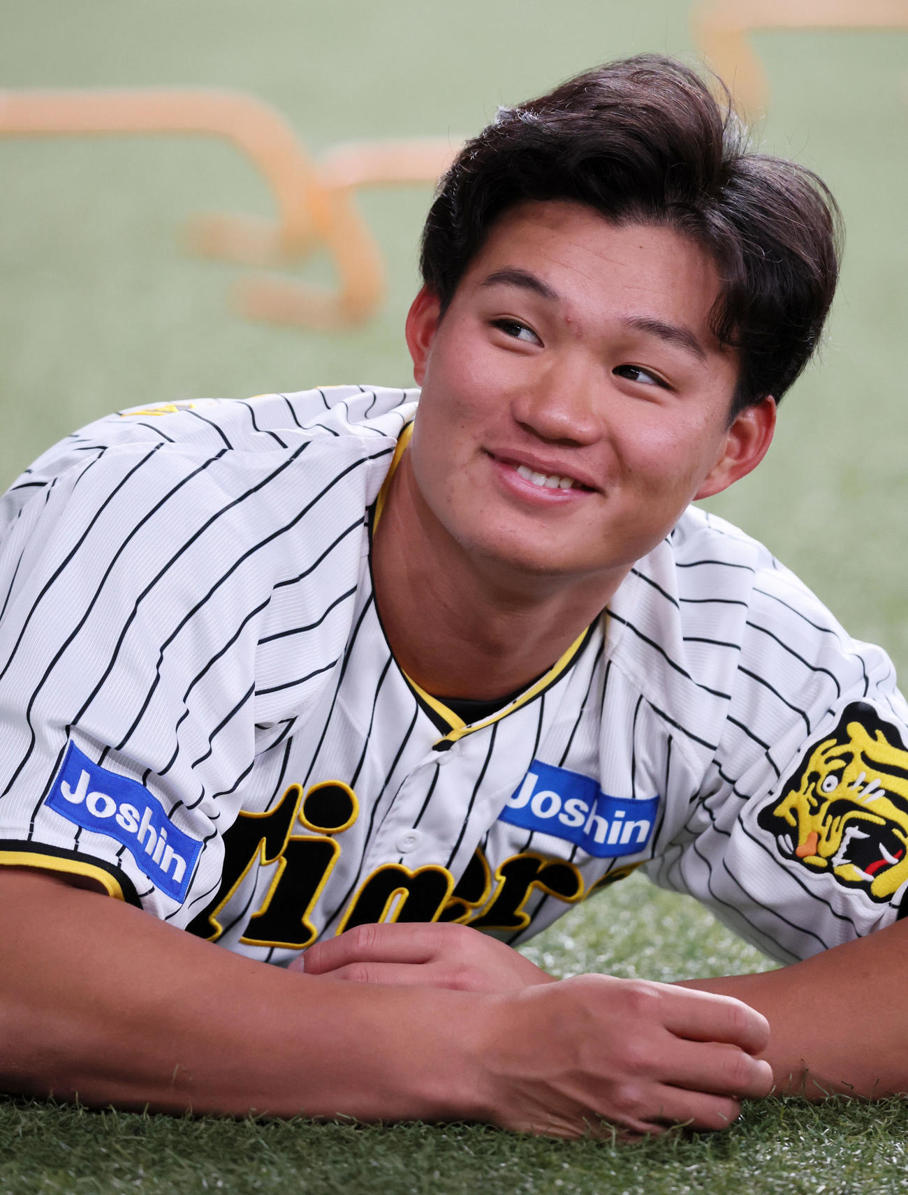 グラウンドで横になり笑顔を見せる森下（撮影・加藤哉）