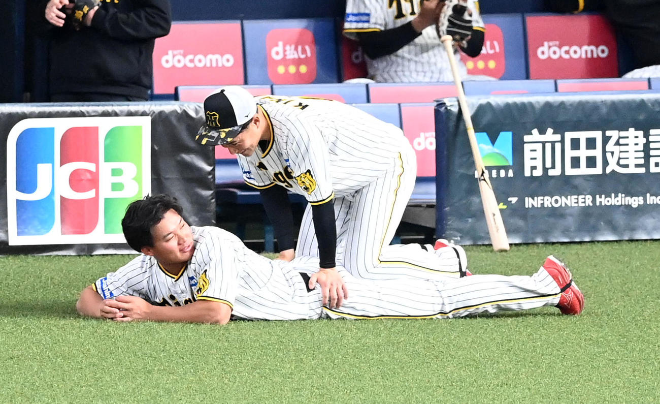 練習前に木浪（上）とリラックスする森下（撮影・前岡正明）
