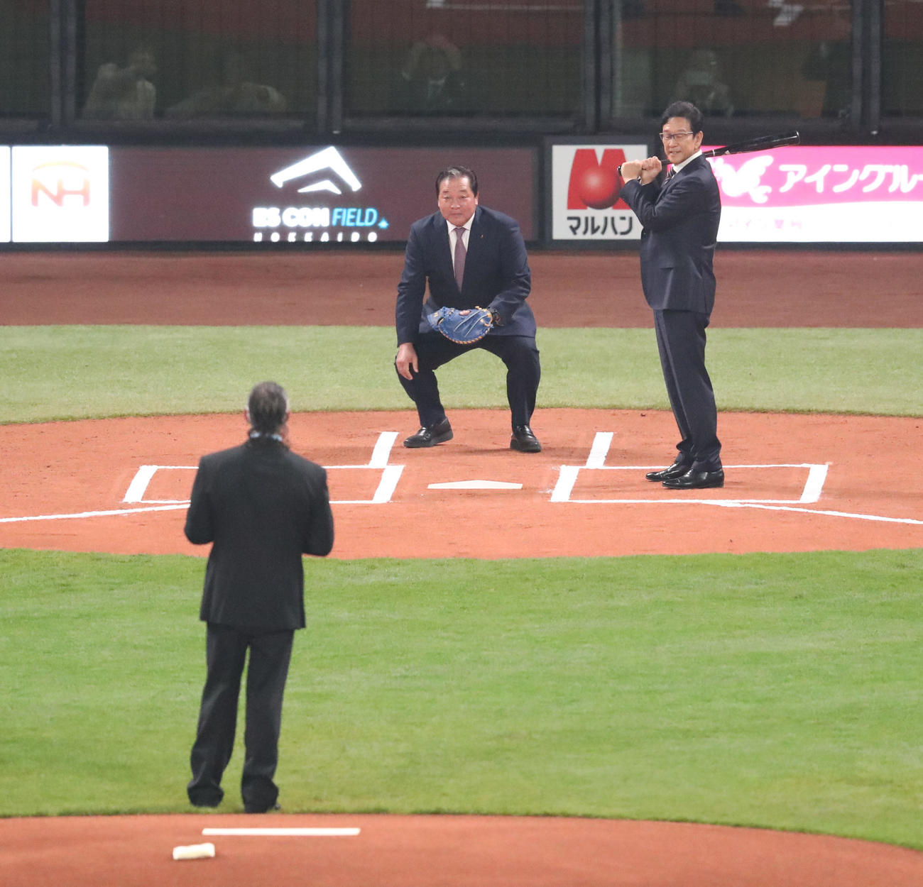 日本ハム対楽天　日本ハム歴代監督たちによる始球式。投手ヒルマン氏、捕手梨田氏、打者侍ジャパン栗山監督（撮影・佐藤翔太）