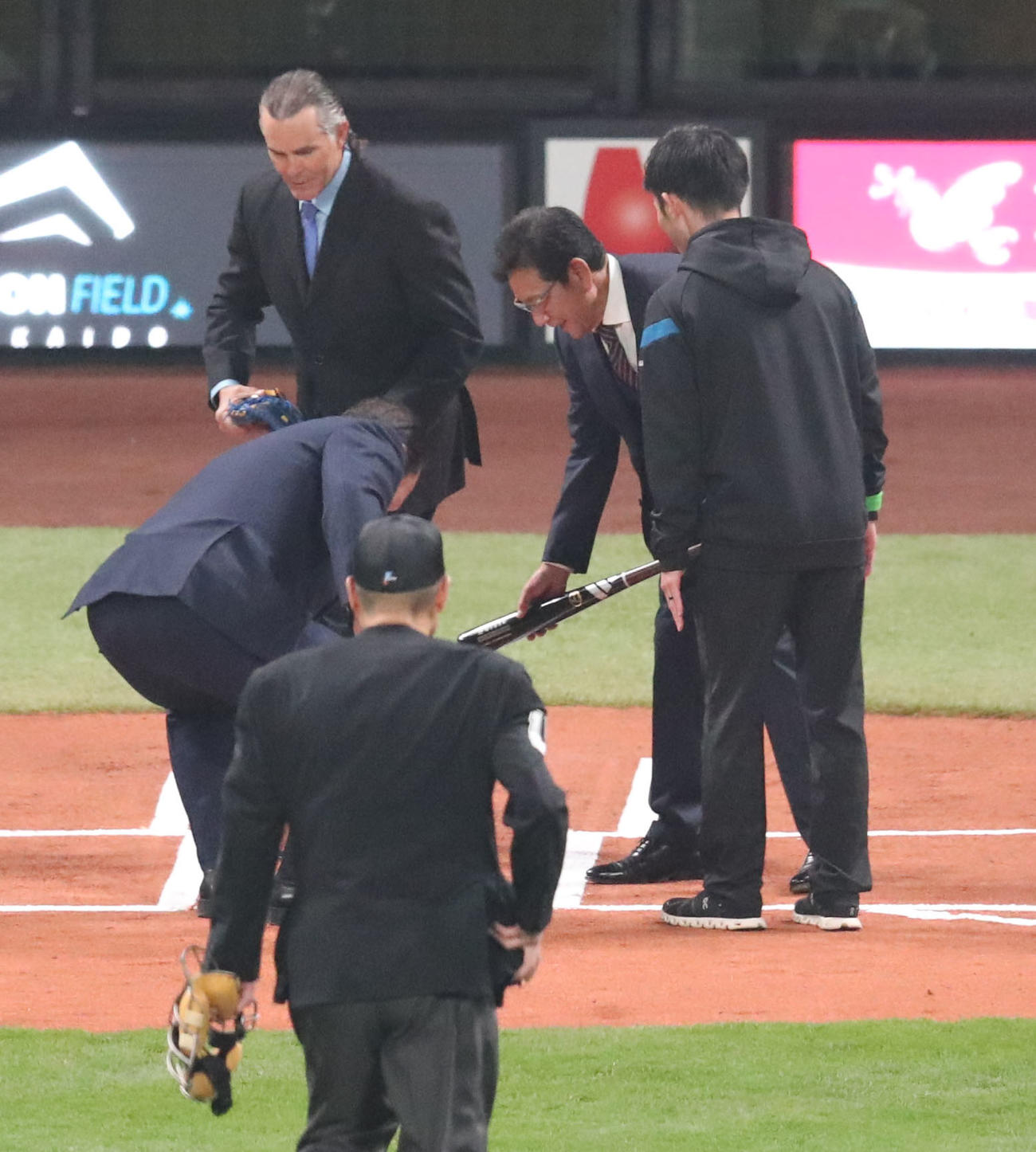 日本ハム対楽天　日本ハム歴代監督たちによる始球式。担当を交代する左から梨田氏、ヒルマン氏、侍ジャパン栗山監督（撮影・佐藤翔太）