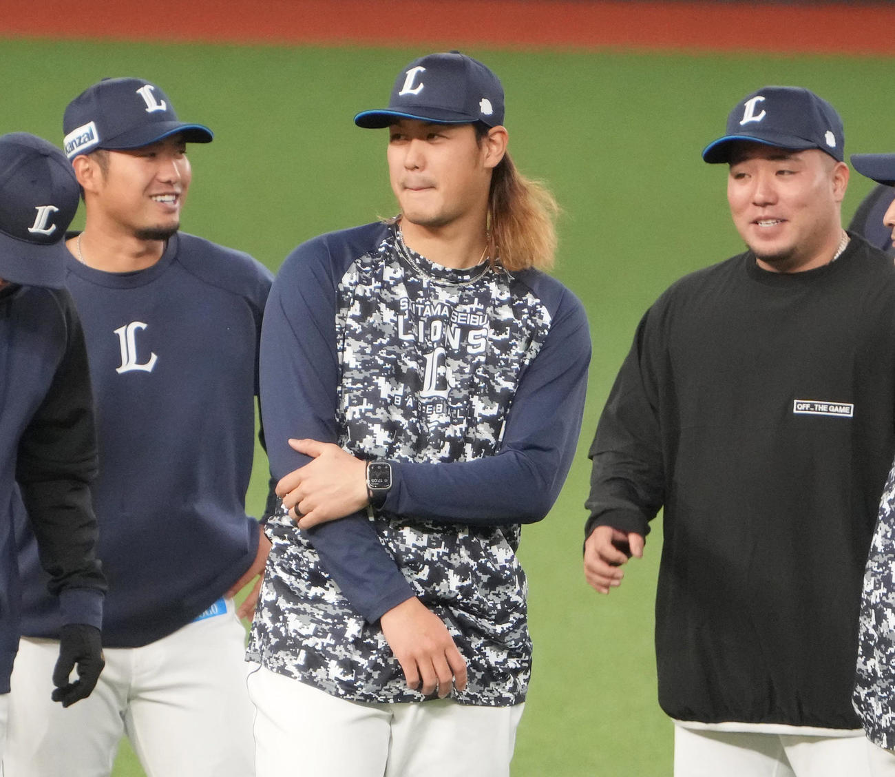 開幕前日練習に臨む、左から西武柘植、開幕投手の高橋、山川（撮影・小沢裕）