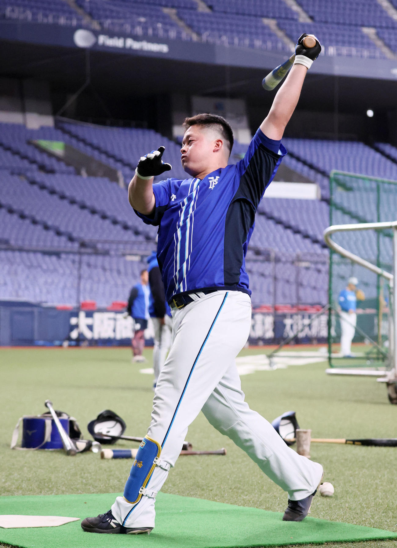ティー打撃を行うDeNA牧（撮影・加藤哉）