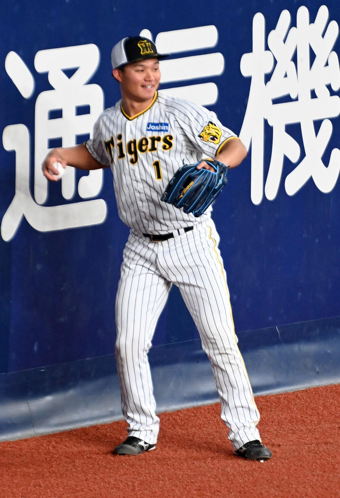 フェンス際の守備練習を行う森下（撮影・前岡正明）
