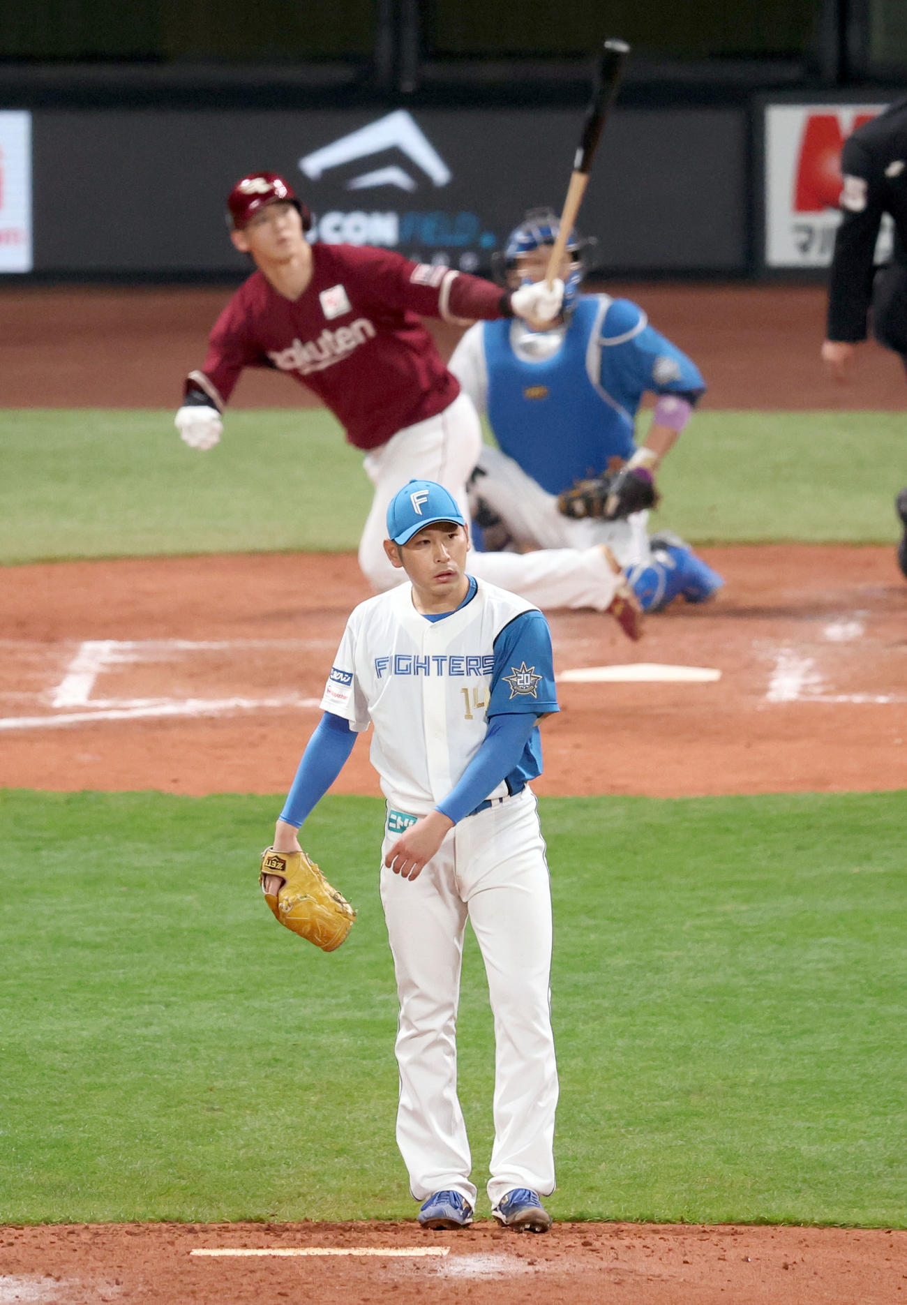 日本ハム対楽天　5回表楽天1死、伊藤に新球場第1号となる右越え本塁打を浴びる加藤貴（撮影・佐藤翔太）