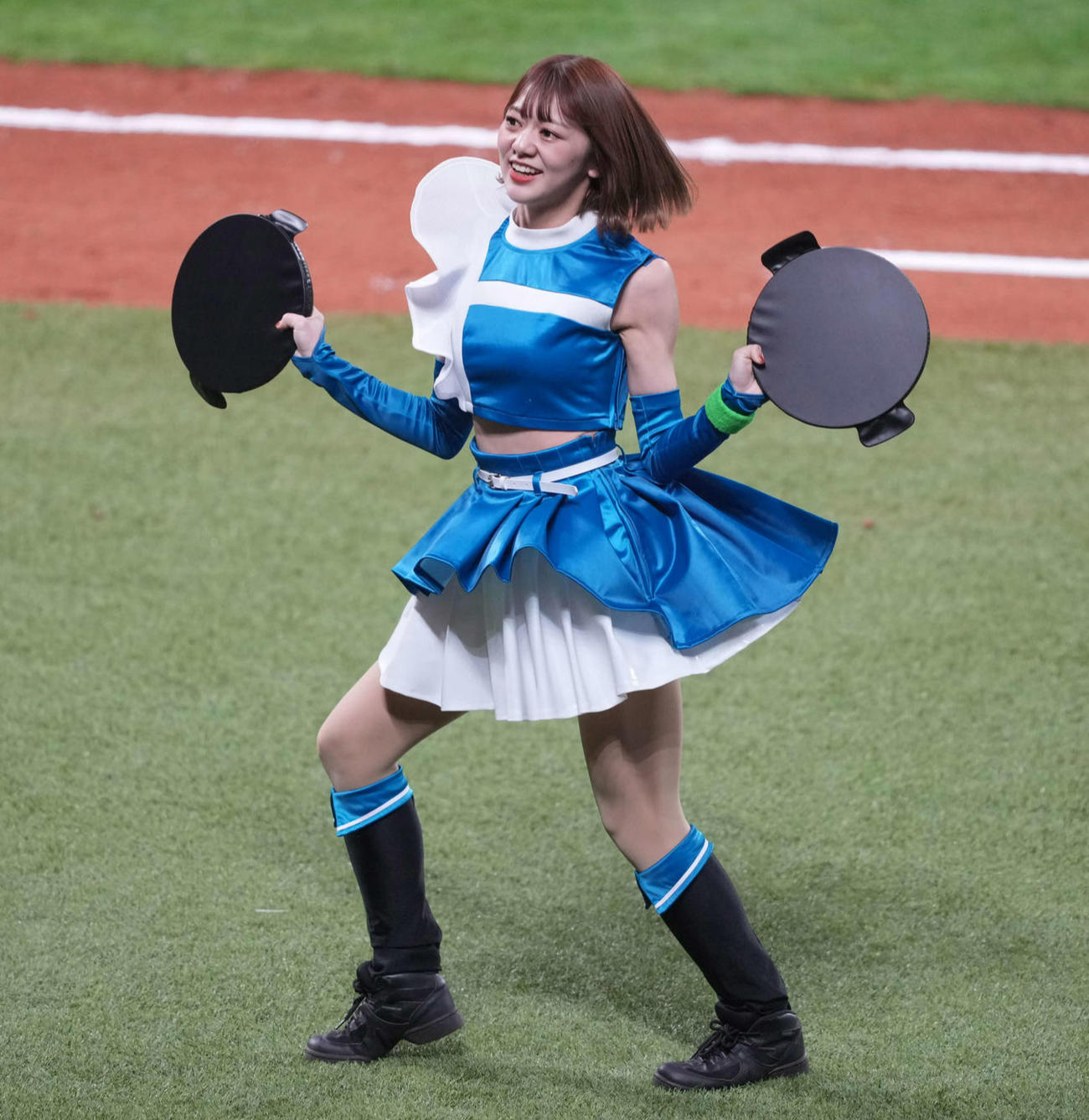 日本ハム対楽天　ダンスを踊るファイターズガール（撮影・井上学）