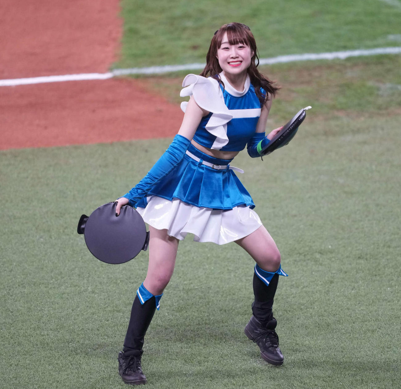 日本ハム対楽天　ダンスを踊るファイターズガール（撮影・井上学）