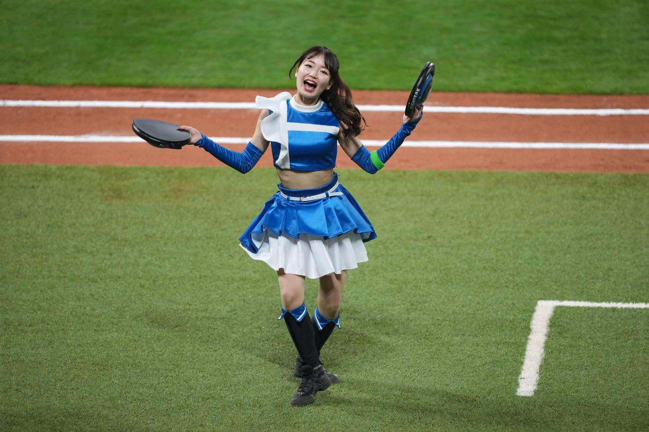 日本ハム対楽天　ダンスを踊るファイターズガール（撮影・井上学）
